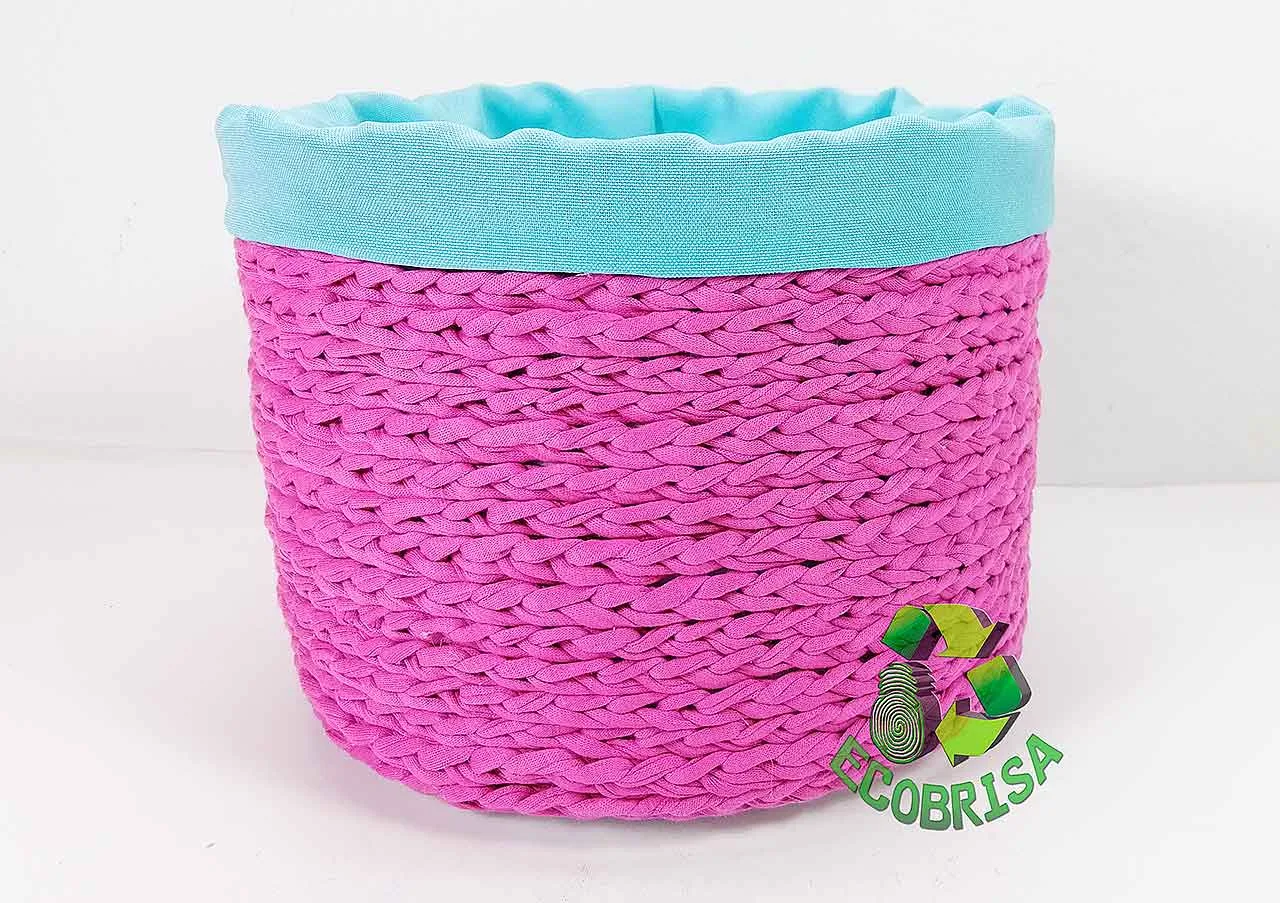 Cesta hecha con envase de plástico