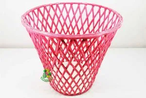 Cesta papelera con papel periódico