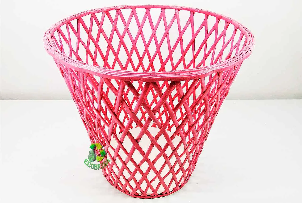 Cesta papelera con papel periódico