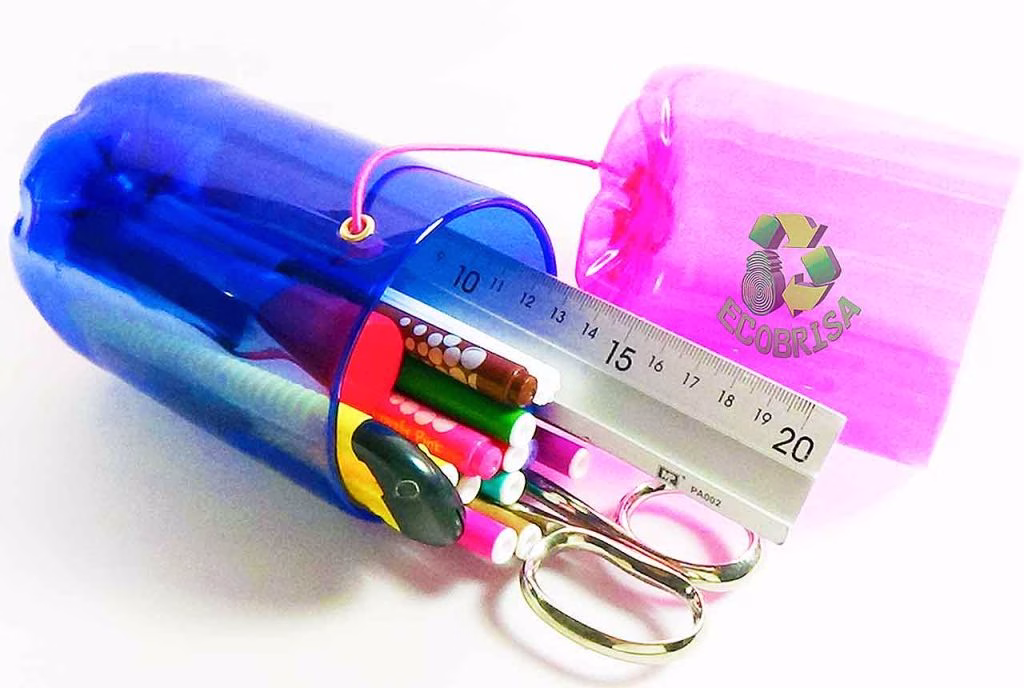 Estuche con botella plastica