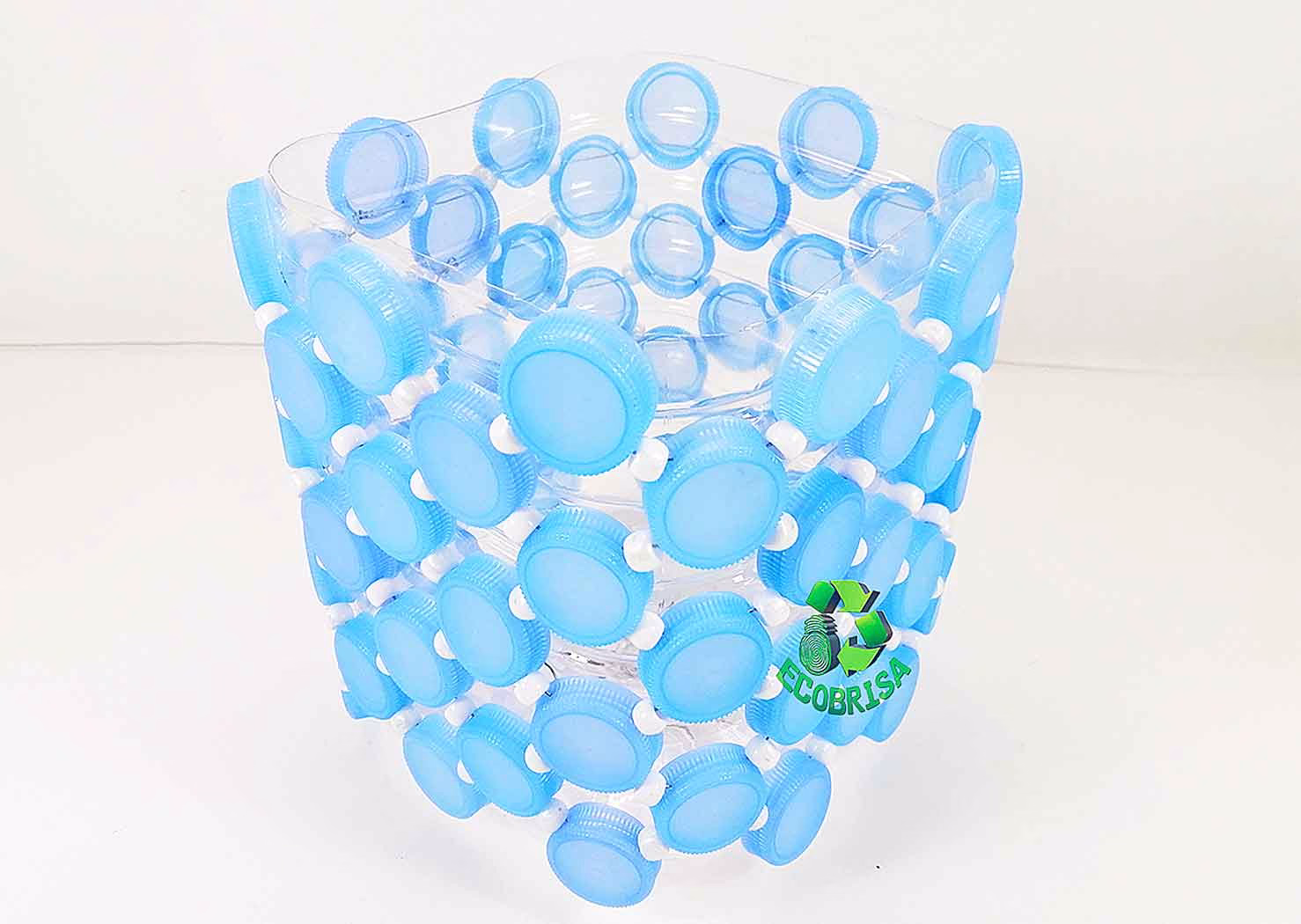 Cesta con tapas de botellas plásticas