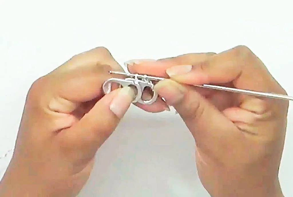 Diadema con anillas de latas