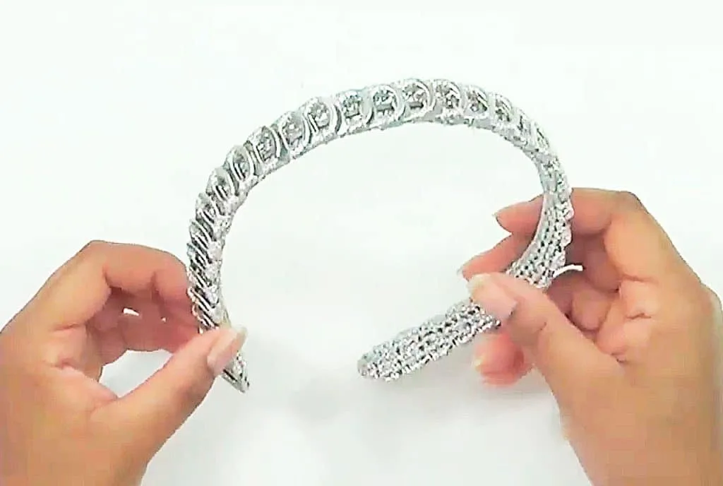Diadema con anillas de latas