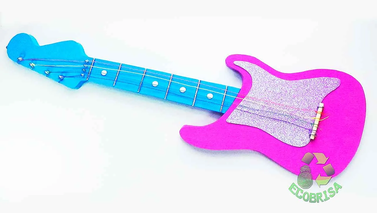 Cómo hacer una guitarra con cartón