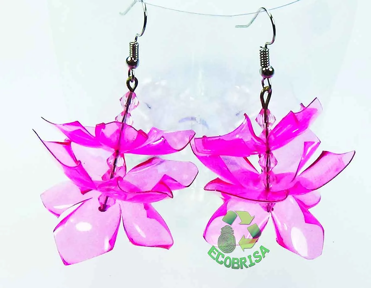 Aretes o pendientes con botellas plásticas