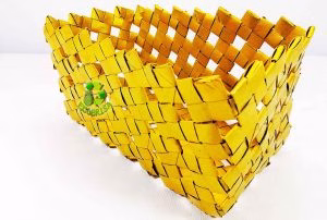 Cesta hecha con tubos de cartón