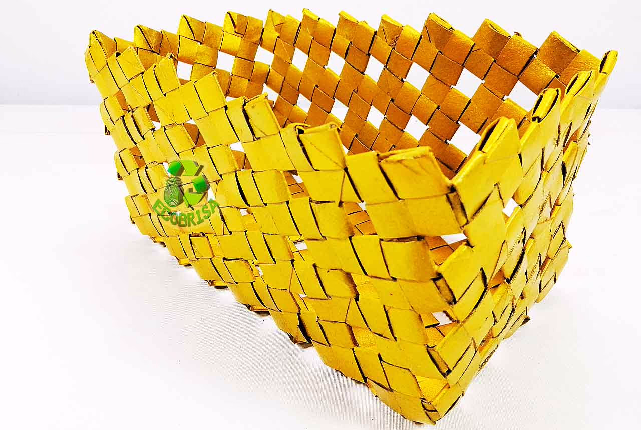 Cesta hecha con tubos de cartón