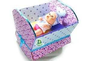Cuna para muñecas con cartón