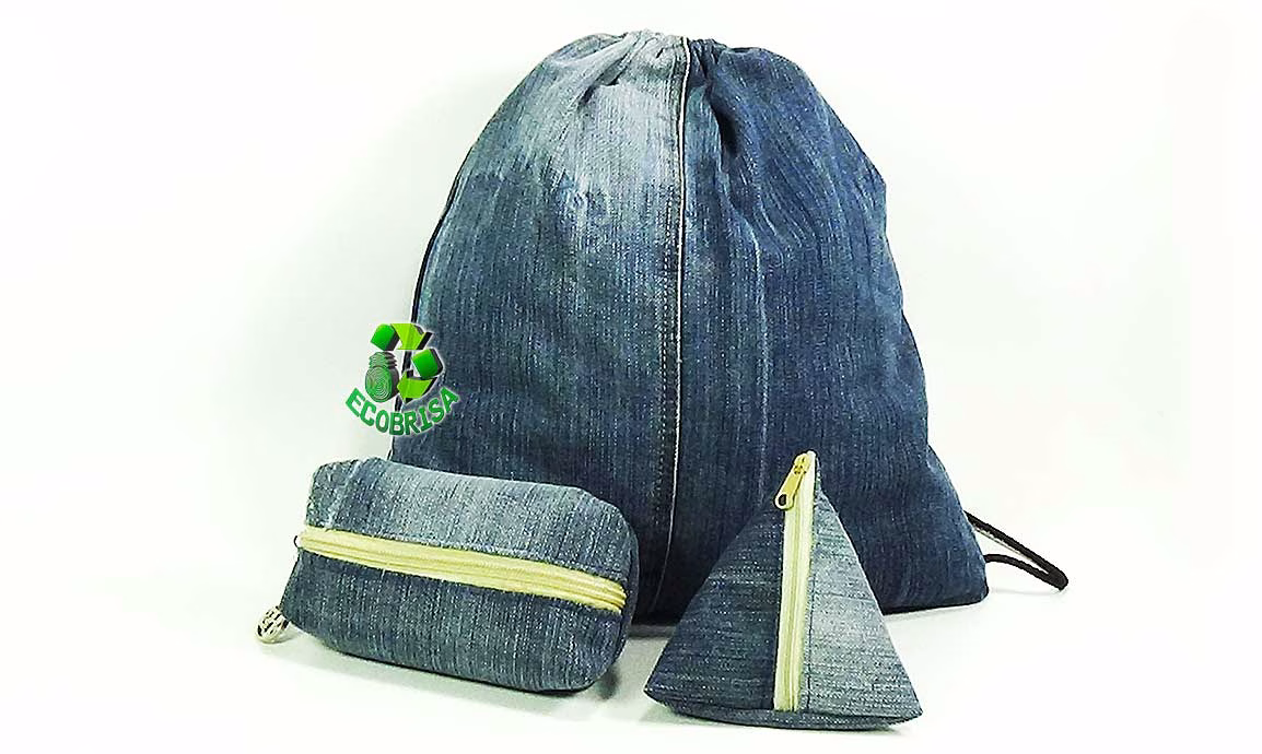 Mochila monedero y neceser con jeans