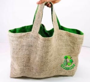 Bolso con saco de yute o arpillera