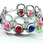 Brazalete hecho con anillas de latas