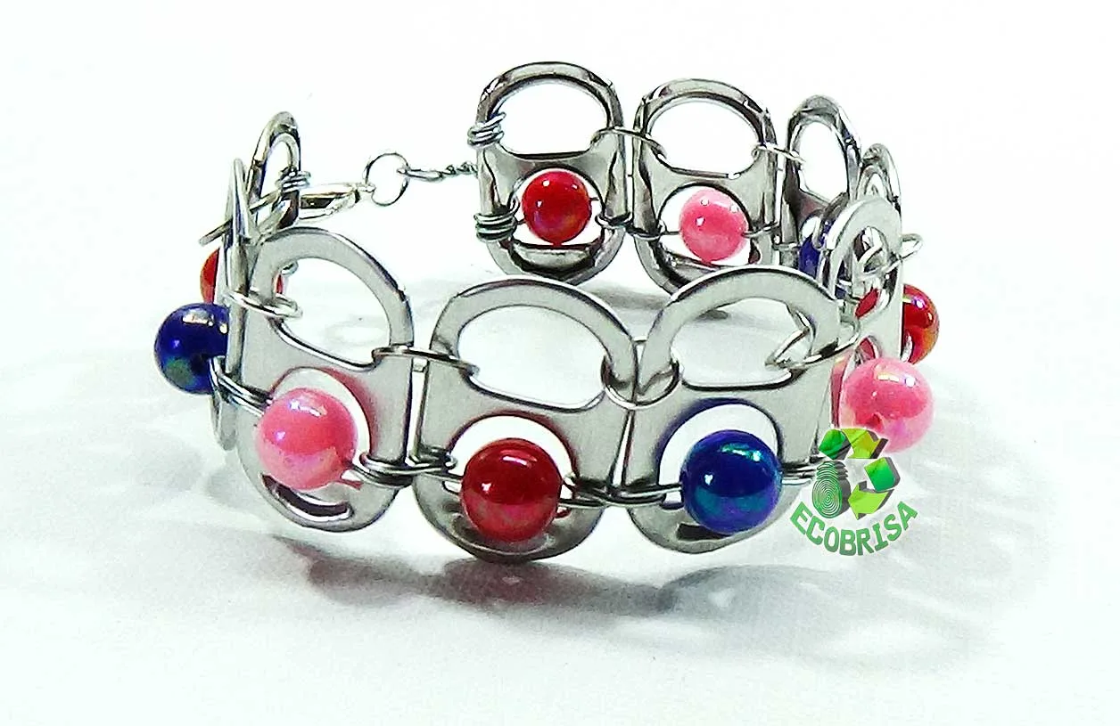 Brazalete hecho con anillas de latas