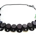 Collar con anillas de latas y botones