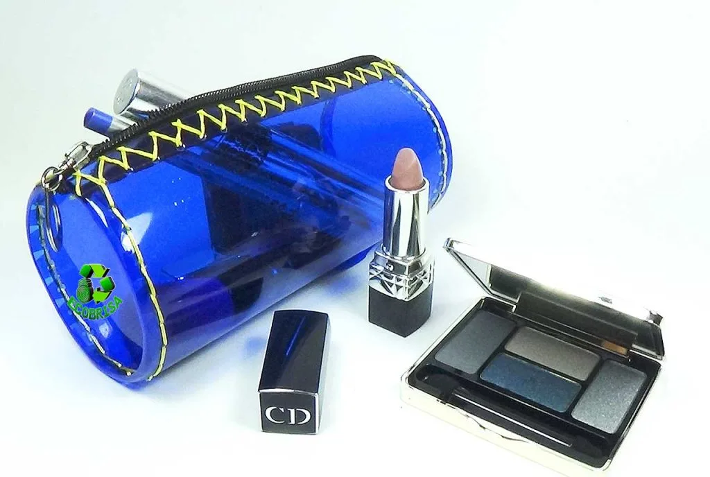 Estuche o neceser con botellas plásticas