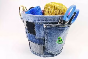 Cesta con retazos de jeans