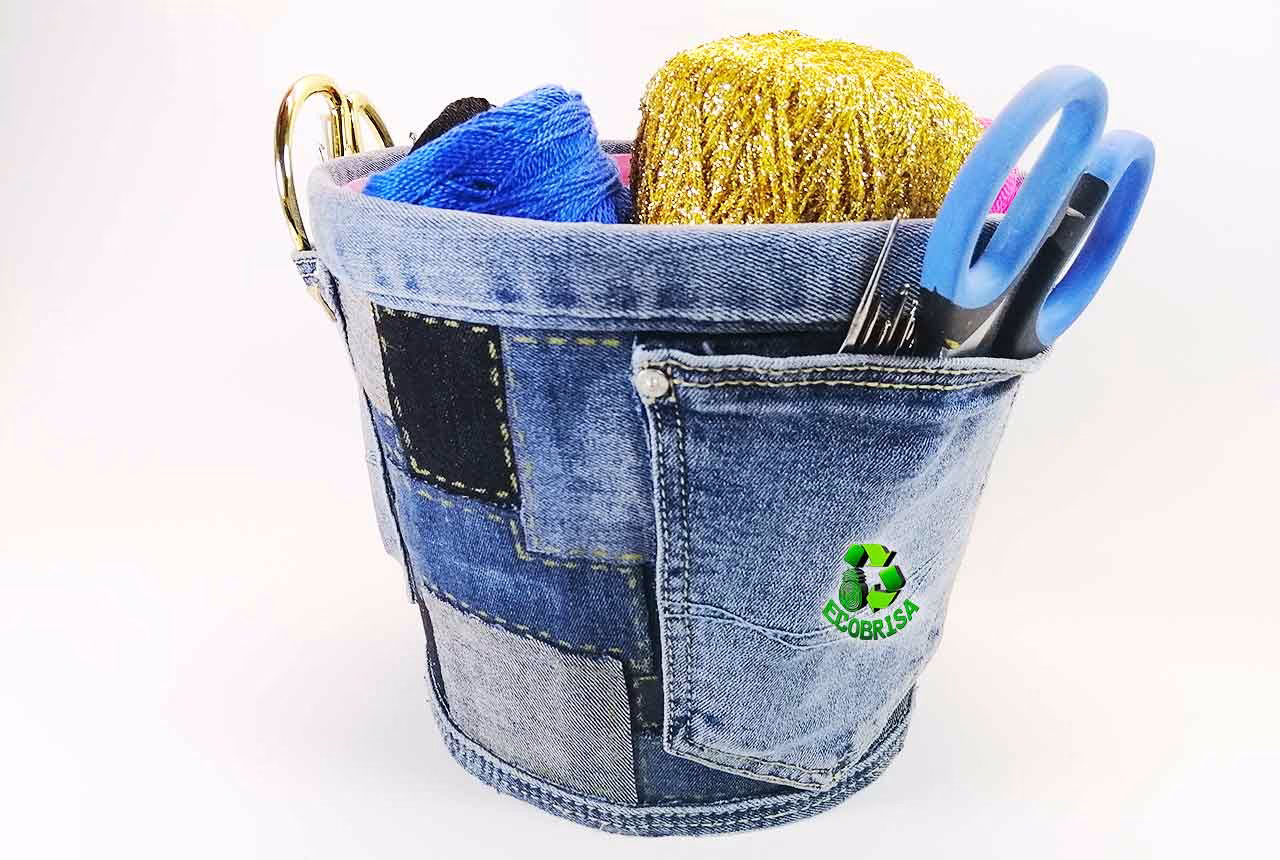 Cesta con retazos de jeans