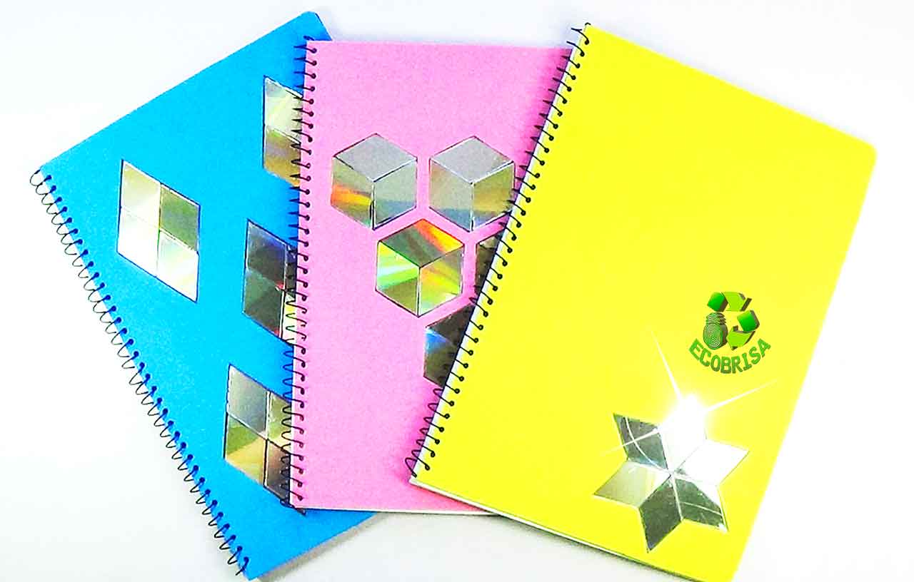 Decorar cuadernos con material reciclado