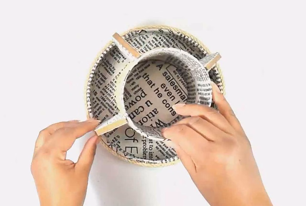 organizador con latas de aluminio