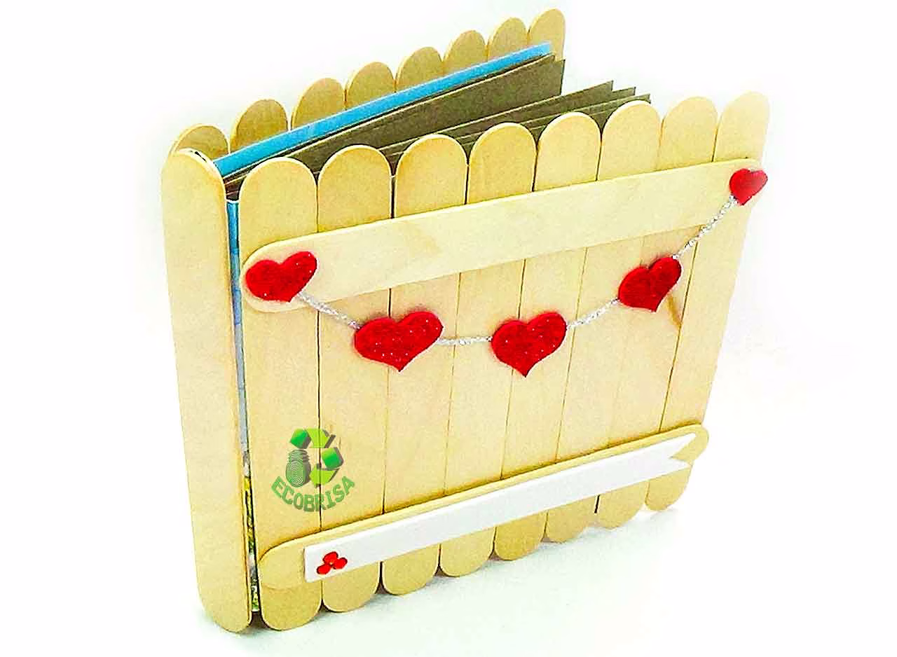 Álbum con palitos de madera