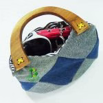 Bolso de mano con jeans