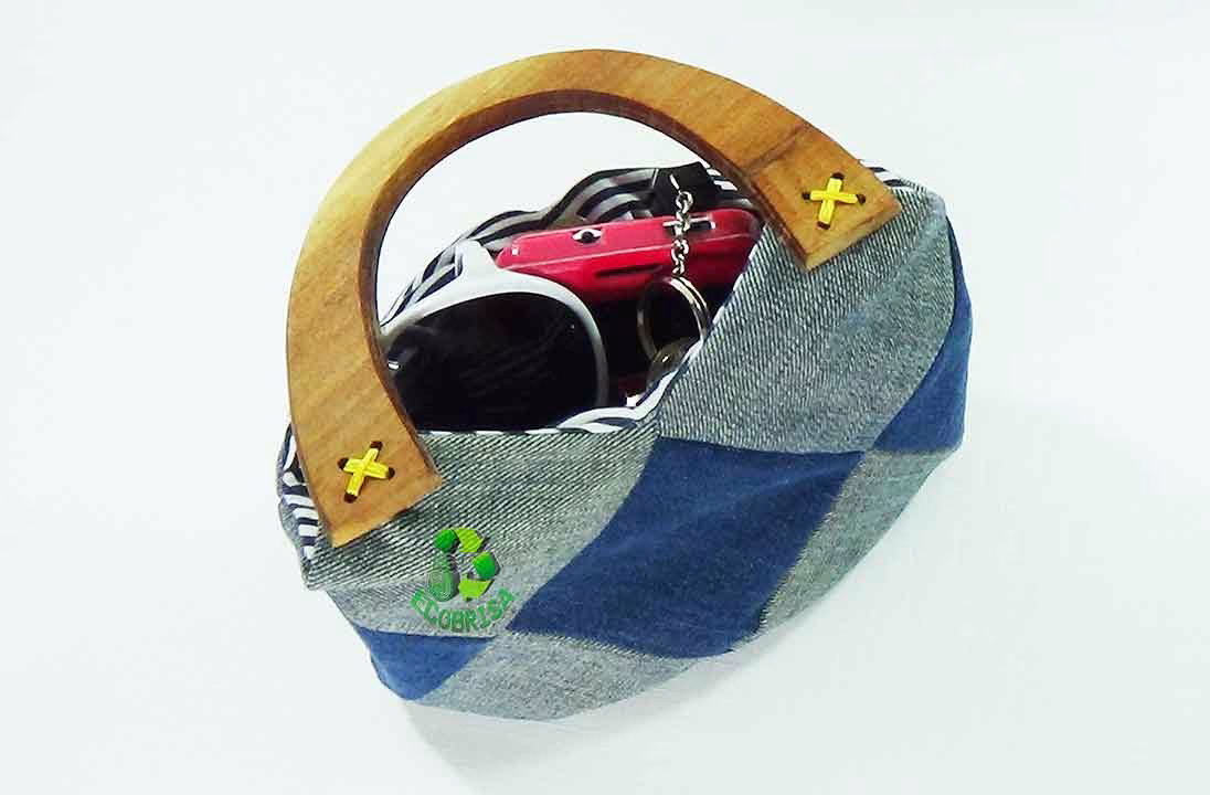 Bolso de mano con jeans