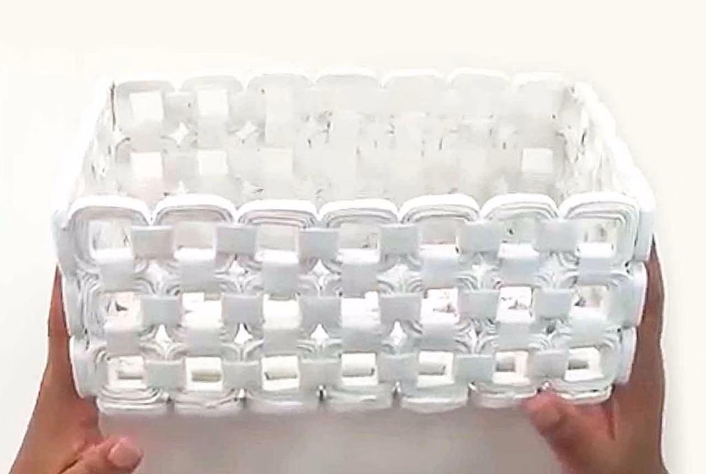 Cesta con papel periódico