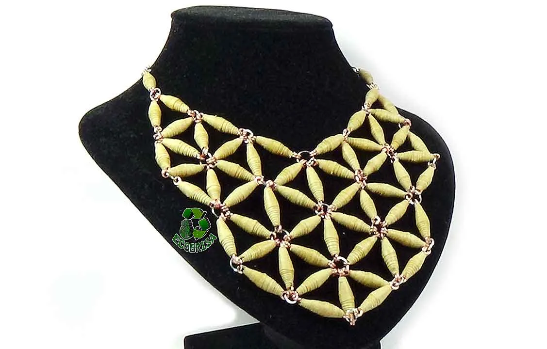 Collar con papel