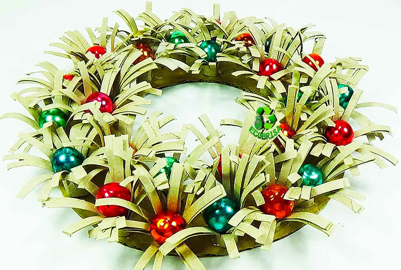 Adornos navideños reciclados con tubos de cartón