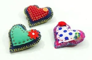 Broches con retazos de tela