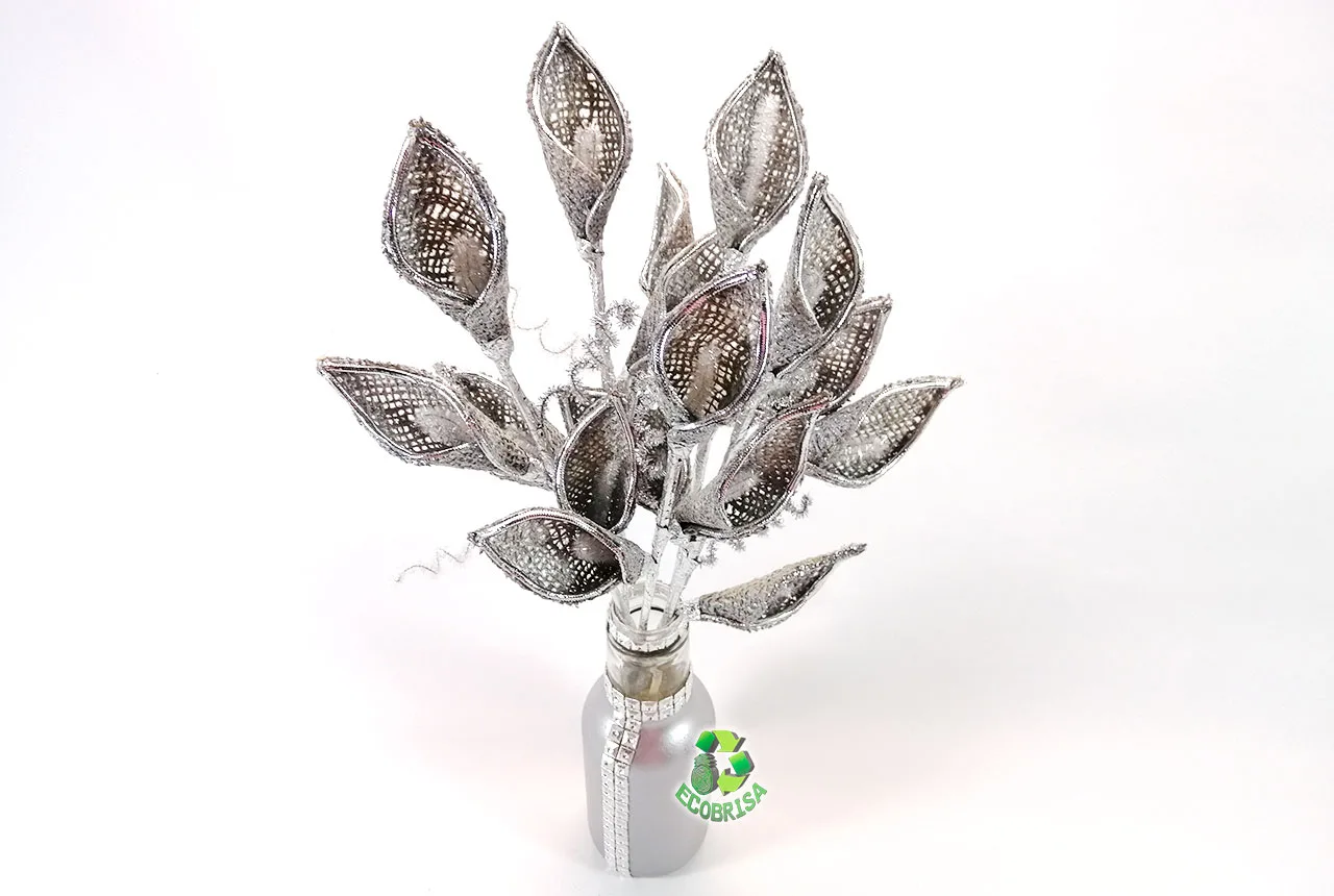 Flores de yute plateadas