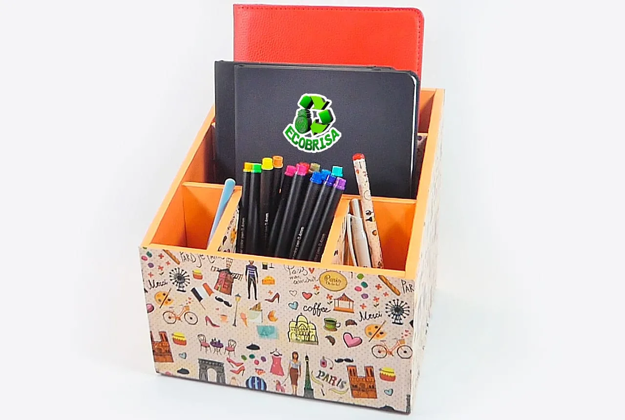 Organizador de escritorio con cartón