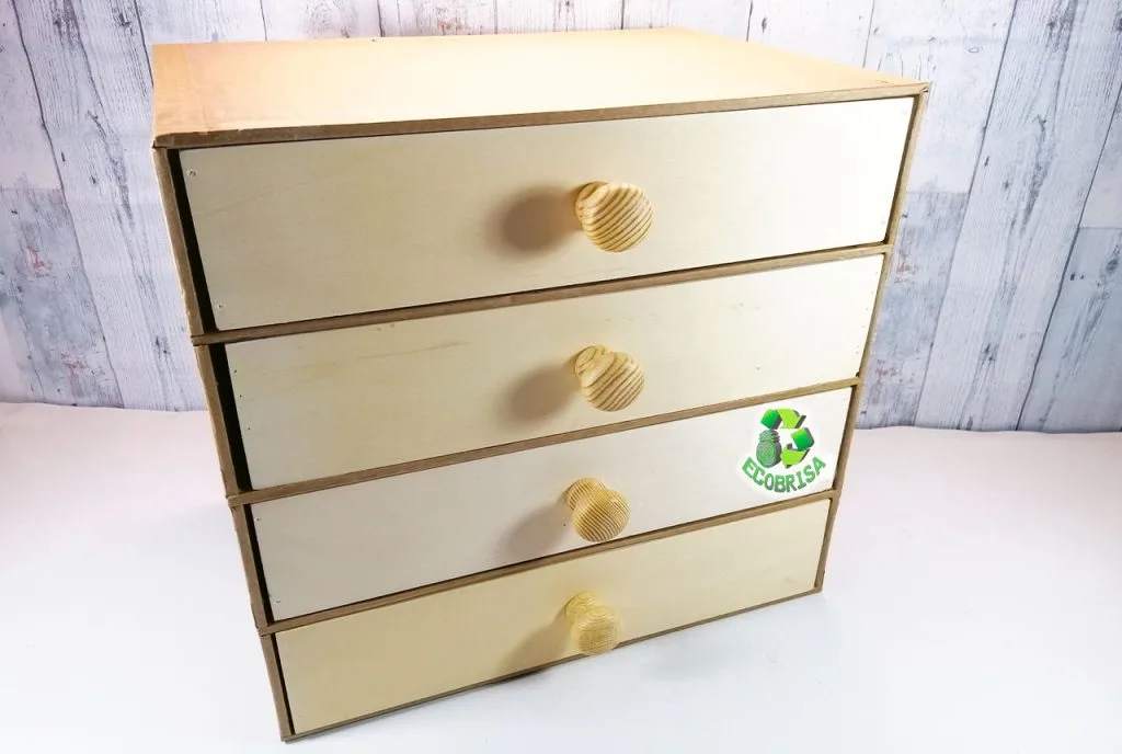 Cajonera con cajas recicladas