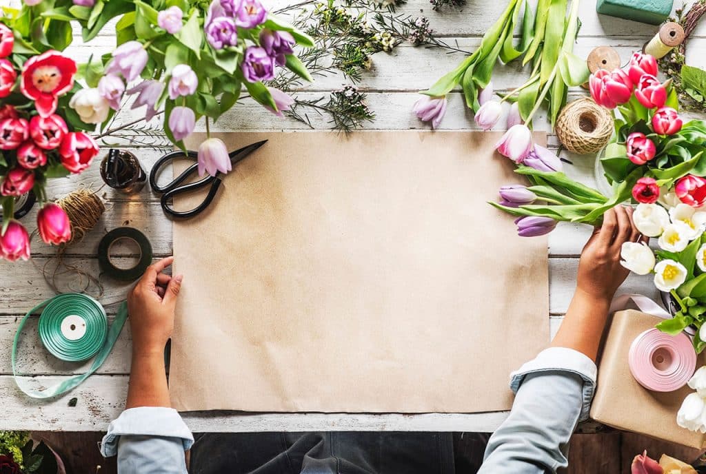 Cómo hacer un centro de mesa con flores naturales y materiales reciclados