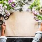 Cómo hacer un centro de mesa con flores naturales y materiales reciclados